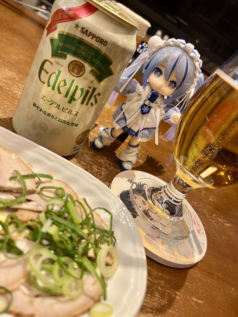 晩酌を覗き見の雪色ちゃん🩵