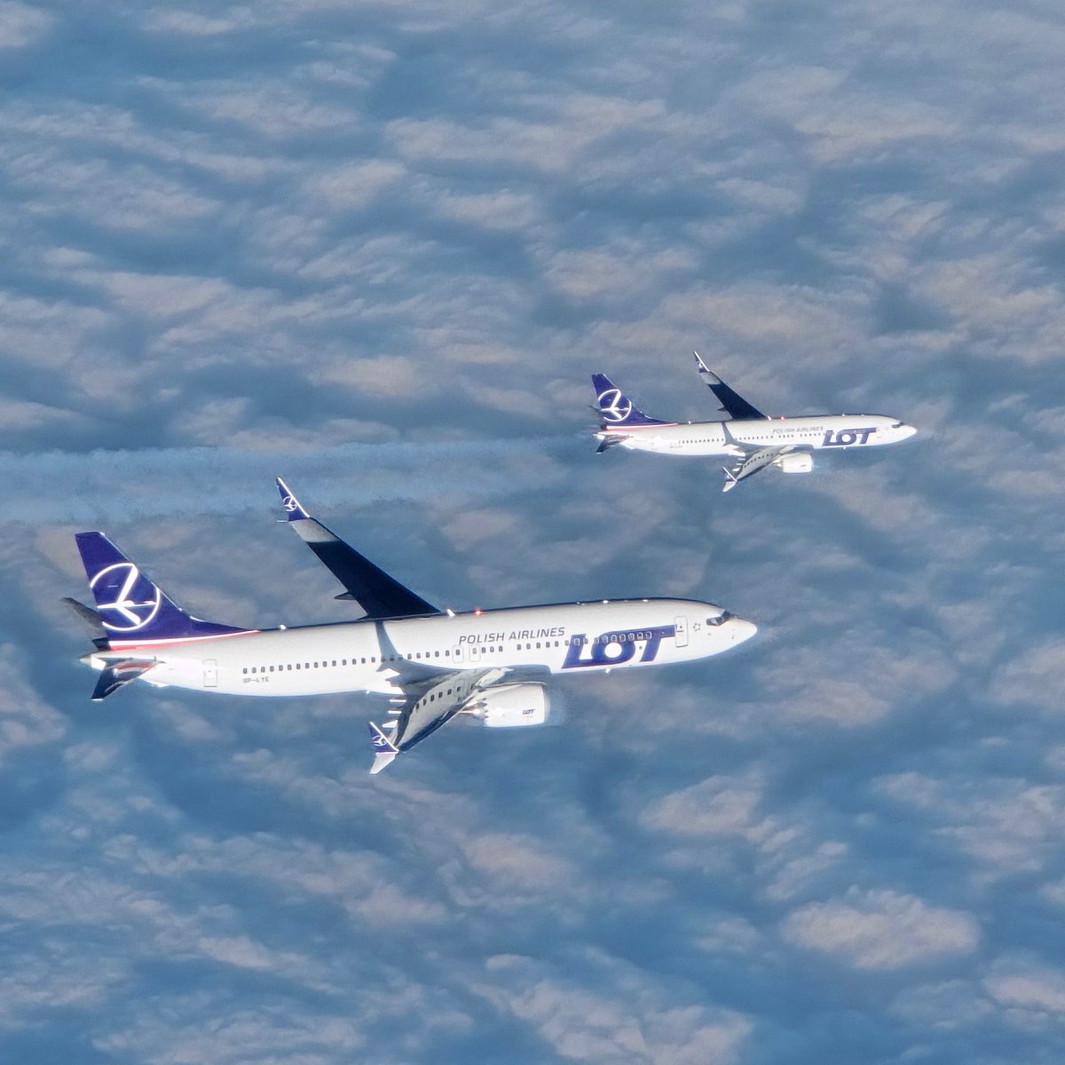 airwaysmagazine's tweet image. Great air-to-air footage of the simultaneous delivery of three Boeing 737-8 MAX aircraft for LOT Polish Airlines, flying from the Boeing factory to Warsaw.

#LOT #boeing #avgeek