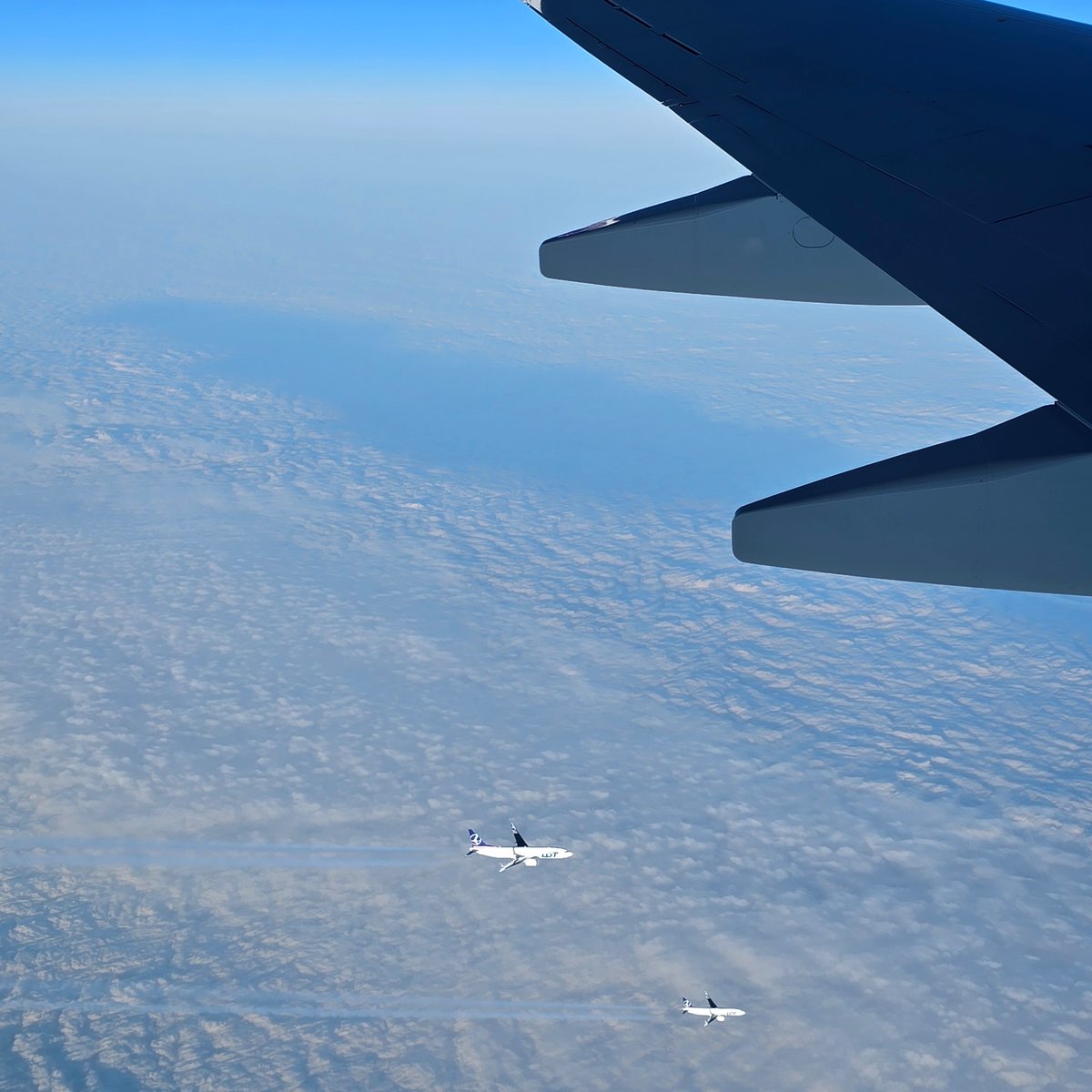 airwaysmagazine's tweet image. Great air-to-air footage of the simultaneous delivery of three Boeing 737-8 MAX aircraft for LOT Polish Airlines, flying from the Boeing factory to Warsaw.

#LOT #boeing #avgeek