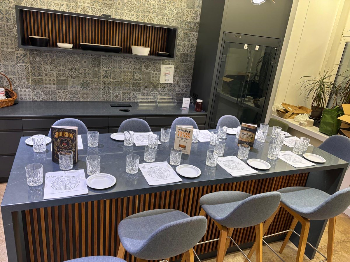 Ready for another bourbon tasting here in Vienna, Austria with help from ⁦<a href="/staveandthief/">Stave & Thief Society</a>⁩ <a href="/BourbonBanter/">Bourbon & Banter</a>⁩ ⁦<a href="/FredMinnick/">FredMinnick</a>⁩ ⁦<a href="/lewbryson/">Lew Bryson</a>⁩ ⁦<a href="/Bourbonrcom/">Bourbonr.com</a>⁩ 👍🥃🇦🇹🇺🇸