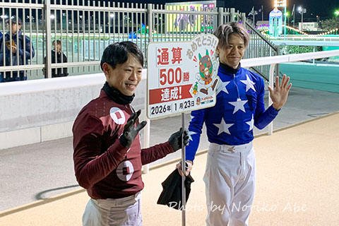 abenoritw's tweet photo. 地方競馬通算500勝を達成した #澤田龍哉 騎手☆
同期の #川島正太郎 騎手との記念撮影。
後ろ姿の写真は、2007年９月26日
騎手候補生時代の厩舎実習時のもの。
並んでレースを見ていた姿を今も覚えているから
18年半後の今日のツーショット、
とっても嬉しかったです。
#船橋競馬場 https://t.co/yMWwX12bJg