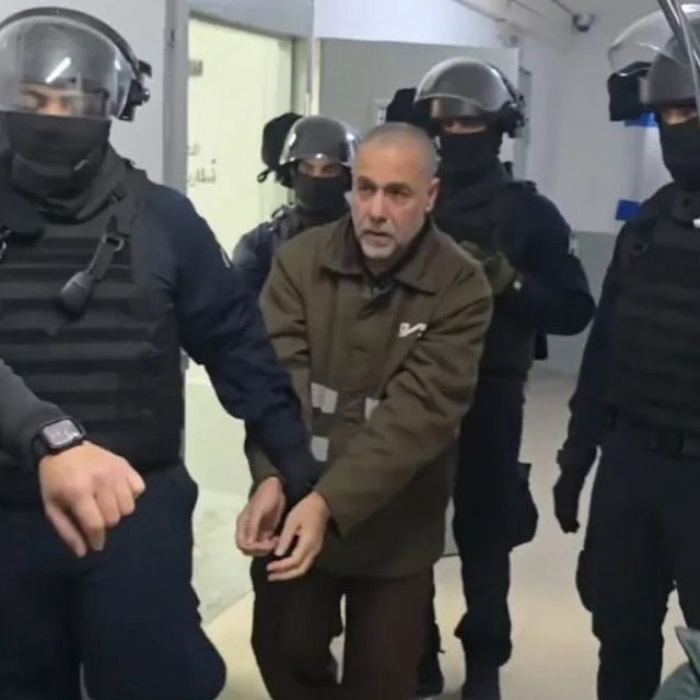 هل نسيتم الدكتور حسام؟
هل نسيتم مدير مستشفى كمال عدوان الذي بقي في مكانه حين كان الخروج أسهل؟
هل نسيتم الرجل الذي واجه الحصار والقصف بالمشرط والإيمان، ولم يترك مرضاه وحدهم؟