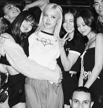 BBU_BLACKPINK's tweet image. THIS IS FAMILY 🖤🩷

#BLACKPINK #블랙핑크 @BLACKPINK