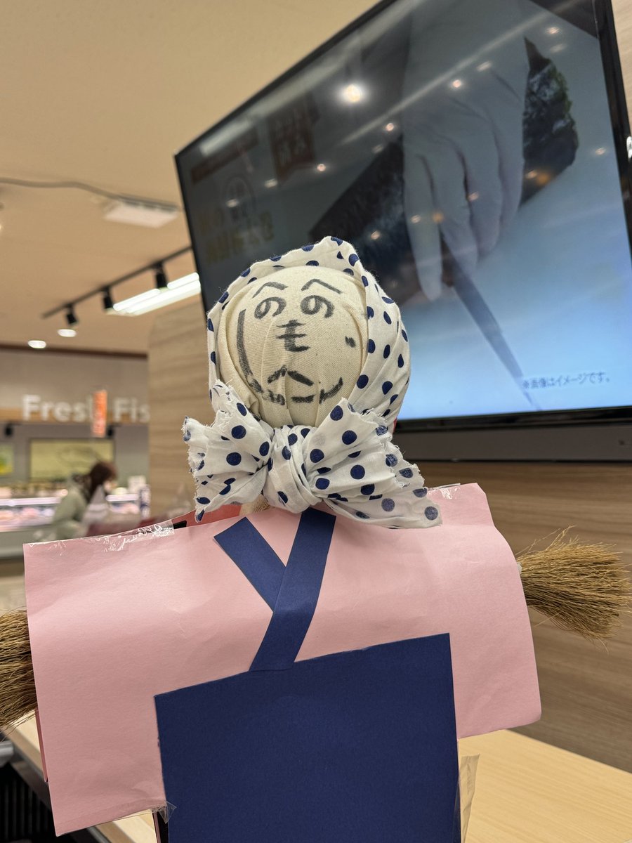 NekoJitaBlog's tweet photo. La cara típica que se le dibuja a los espantapájaros en Japón está formada por los caracteres へのへのもへじ (se lee He No He No Mo He Ji). Es el equivalente al “Con un 6 y un 4 hago la cara de tu retrato” 🤣 https://t.co/tL3EeGEsYF