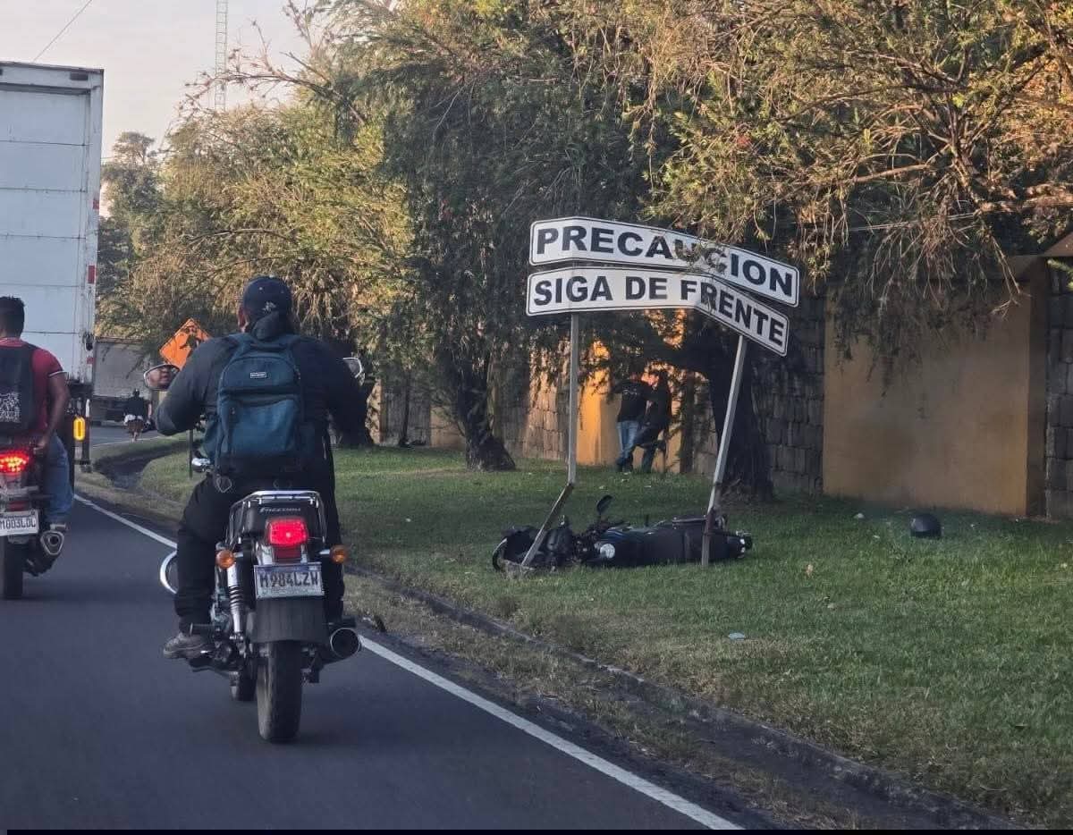 🔴Motorista sufre amputación en la pierna derecha en accidente de San Martin Zapotitlán, Retalhuleu. 

En el kilómetro 182  a pocos metros del ingreso a Cantón Esquipulas de San Martín Zapotitlán se origino un accidente, al momento  motorista  no ha sido identificado.