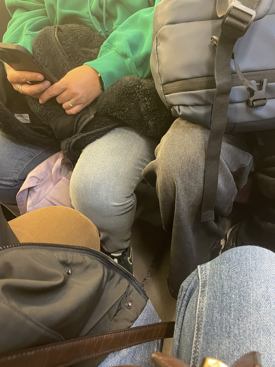 y a aucun monde où j’arriverai à sortir du train sans tomber