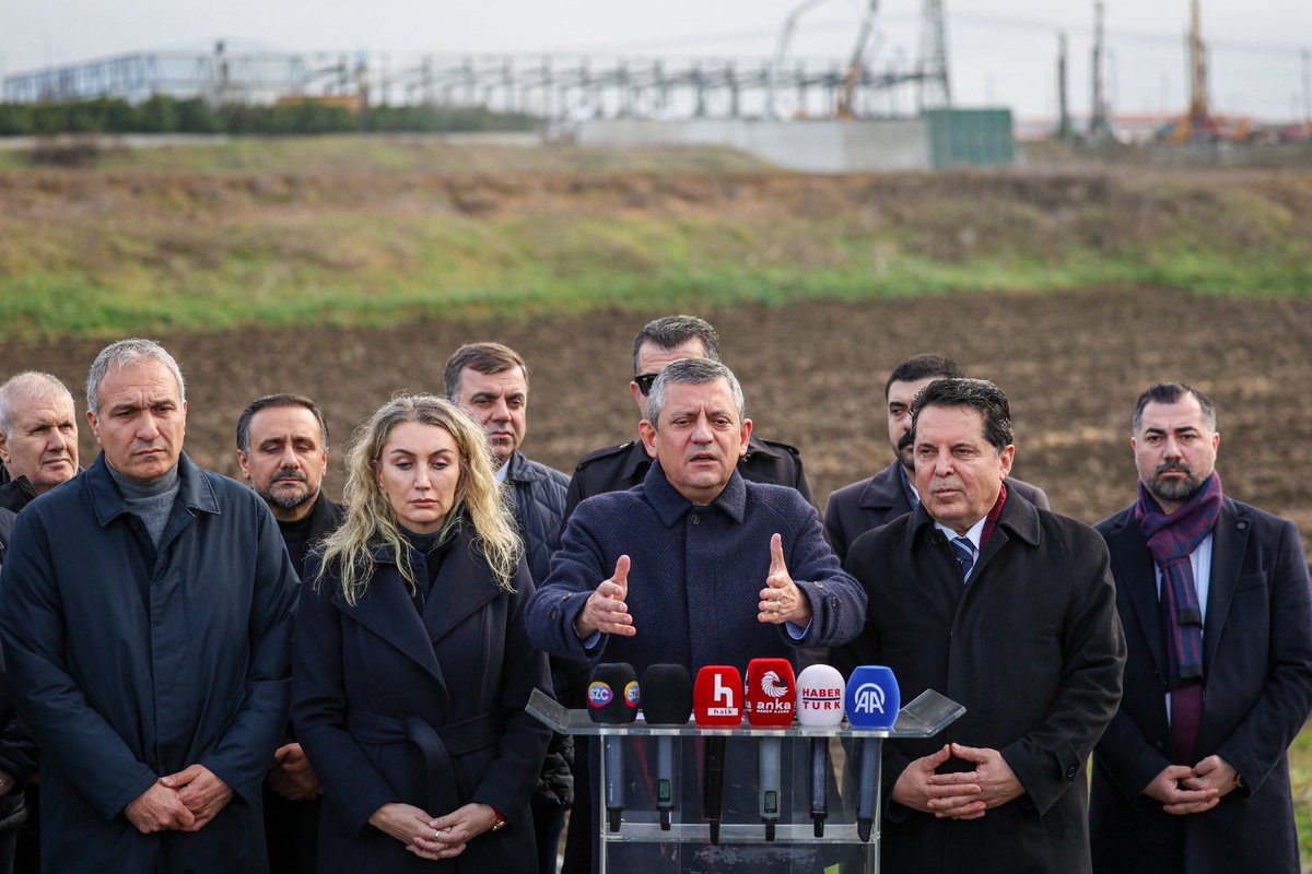 Esenyurt’un seçilmiş Belediye Başkanı Prof. Dr. Ahmet Özer hakkında verilen karar; seçilmişlerin yargı eliyle etkisizleştirilmesidir. Demokrasiye aykırıdır. Hukuksuzluğun normalleştirilmeye çalışıldığının acı bir göstergesidir!

Bu karar, sadece mahkeme salonlarında kalan bir