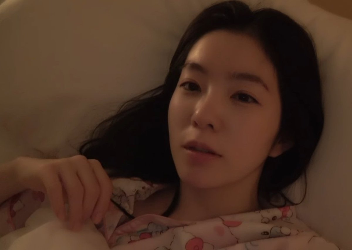 วันนี้เงียบเลย ไม่มีคนอยากโทรมาบอกฝันดีก่อนนอนหน่อยหรอคะ

: ช่วยไม่ได้นะคะ ก็คุณเลือกกลับห้องช้าเองนี่