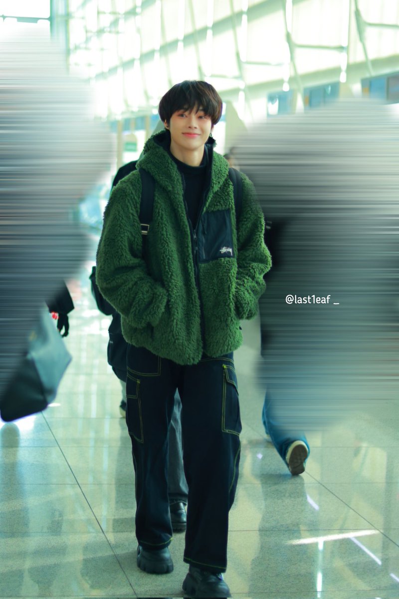 last1eaf_'s tweet image. 오늘 한빈 진짜 귀여운점 
바지 스티치 색깔까지 녹색으로 맞춤.... 
ㄹㅇ 빈쫀쿠다