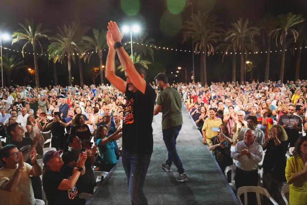 LosMeconios's tweet image. A la izquierda: La gente que va a un acto de Sarah. 

A la derecha: La gente que va a un acto de los que dice Sarah que "nadie conoce".