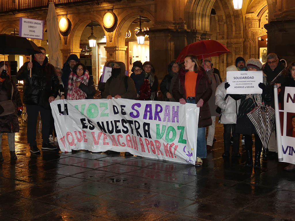 LosMeconios's tweet image. A la izquierda: La gente que va a un acto de Sarah. 

A la derecha: La gente que va a un acto de los que dice Sarah que "nadie conoce".