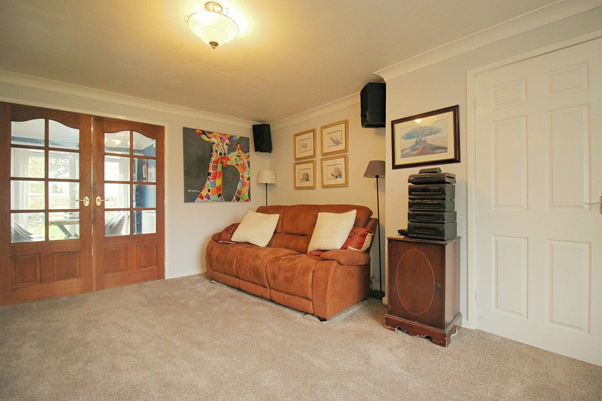 robertwatts_'s tweet photo. Fantastic detached family home for sale 🏡

📍Bourbon Close, Wibsey, Bradford, BD6
🛌 Three bedrooms | 🛁 One bathroom
🌿 Pleasant gardens to the front and rear
🚗 Driveway and detached garage
Find out more and book a viewing with us today:

 https://t.co/LCLhhrcNdJ https://t.co/GMkUj101O8