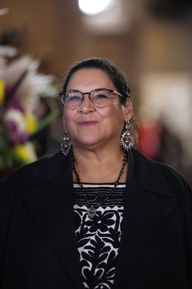 MLopezSanMartin's tweet image. Más de la "austeridad" en la Corte del Acordeón

40 mil pesos por un retrato de la ministra Lenia Batres

[📷 Vía @Libro_negro_]