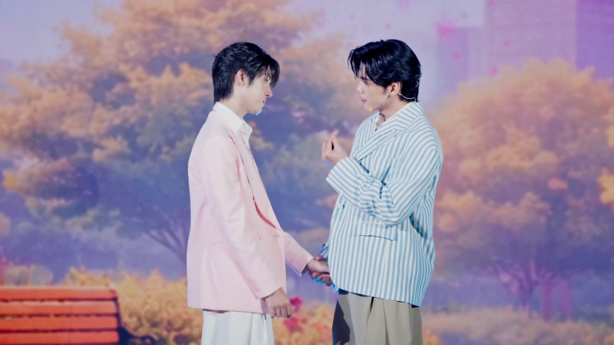 dmdfriendship's tweet image. พบกับคู่แรก “นอร์ท” @JAONORTHiom และ “อ๊อตโต้” @ottoottoo_ ที่มาพร้อมกับเรื่องราวความว้าวุ่นใจในกองถ่ายกับเพลงที่สื่อความในใจอย่าง “กะทันหัน” 🐺🐣

ขอขอบคุณเพลง “กะทันหัน” จากโลว์แฟต, คุณฟิล์ม บงกช และคุณรุจ ศุภรุจด้วยนะคะ ✨

DMD FINAL STAGE 
#DMDFriendshipSS3finalEP