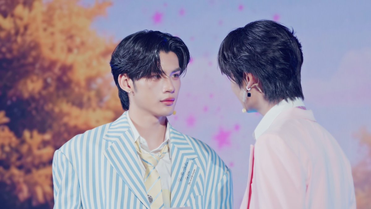 dmdfriendship's tweet image. พบกับคู่แรก “นอร์ท” @JAONORTHiom และ “อ๊อตโต้” @ottoottoo_ ที่มาพร้อมกับเรื่องราวความว้าวุ่นใจในกองถ่ายกับเพลงที่สื่อความในใจอย่าง “กะทันหัน” 🐺🐣

ขอขอบคุณเพลง “กะทันหัน” จากโลว์แฟต, คุณฟิล์ม บงกช และคุณรุจ ศุภรุจด้วยนะคะ ✨

DMD FINAL STAGE 
#DMDFriendshipSS3finalEP