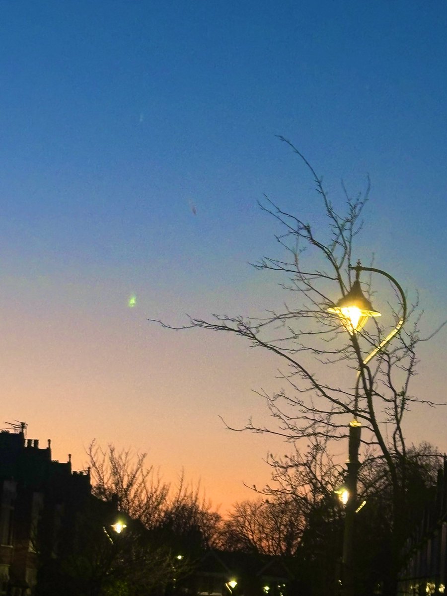 LaurantoniautiC's tweet image. ~ Dreamy twilight sky gradient. 🩵🌆🧡
The lamps with this sky remind me of something out of Spirited Away. ~✨

#eveningsky #skycolour #skygradient #dreamy #magical #photography