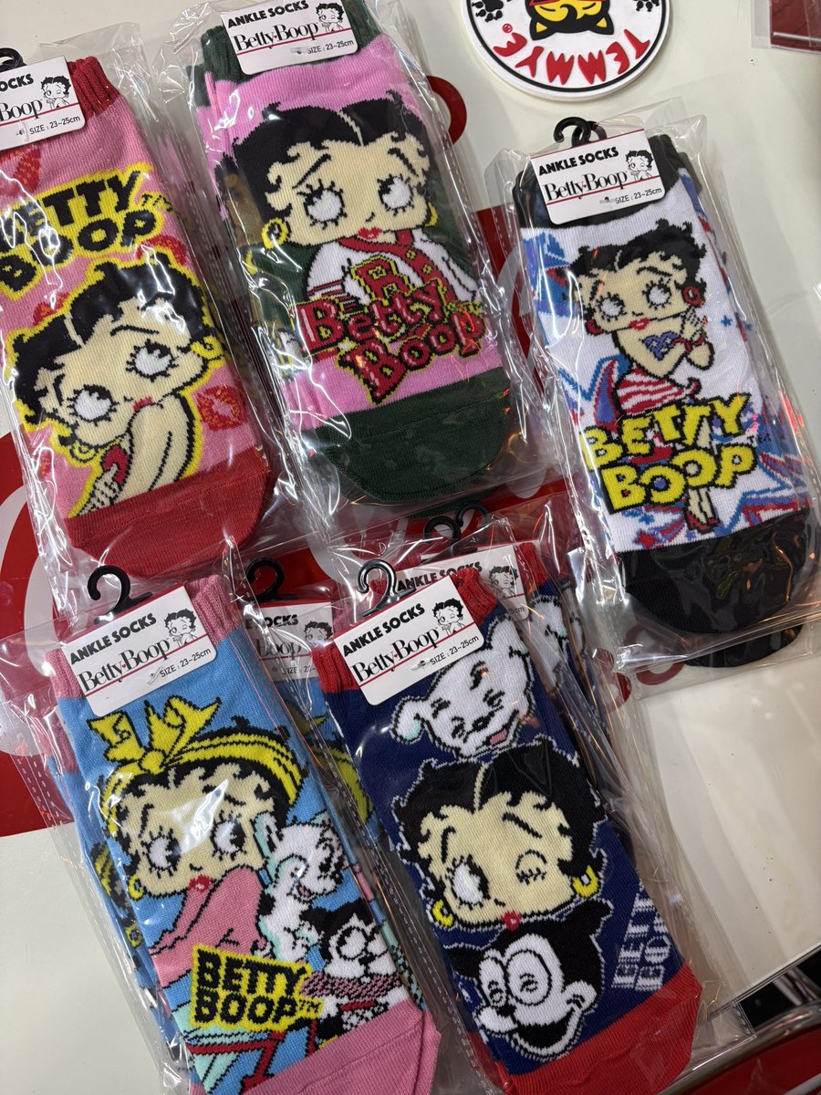 metokibase's tweet photo. いやー 寒い🥶
 雪が降らない分 まだマシですが、
年々 寒さが身に染みます💧
と本日の商品紹介は
ベティちゃん
ソックスに
ファジーダイス(ミラー飾り)
 可愛いですね〰️
 明日は10時OPEN‼️
宜しくどーぞ
#アメリカン雑貨
#metokibase https://t.co/jPlheIuRM0