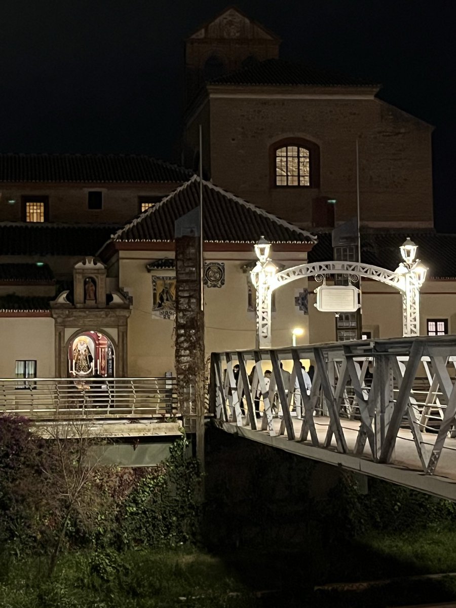 Eres el murmullo del río
y eres la noche y eres la aurora.

<a href="/doloresdlpuente/">Dolores del Puente</a>