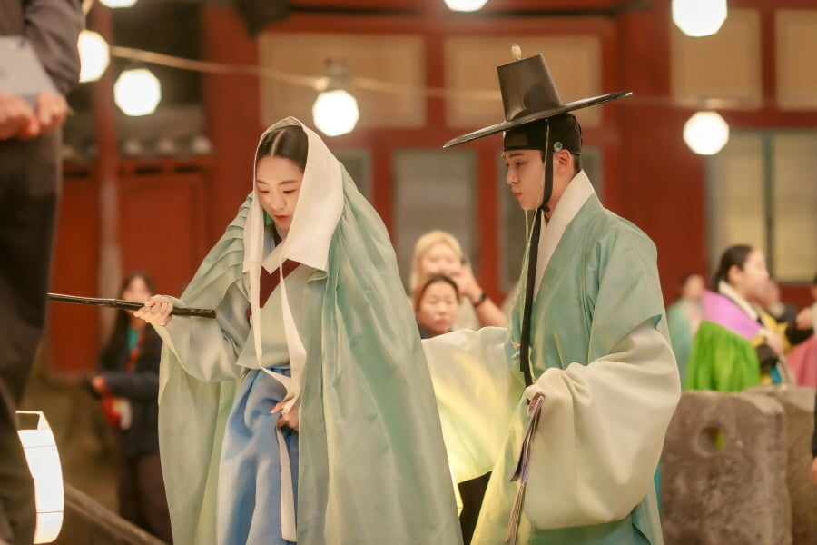 Glimja_Chat's tweet photo. 혼례대첩 한복이 예쁘더라고요... 드라마는 아직 본 적이 없어서 작품 자체에 관한 평가를 하지는 못하지만, 영상 스틸컷에서 눈이 어지럽지 않고 한국적인 절제미가 느껴져서 좋았습니다 😊 https://t.co/PNQrBg1sA0