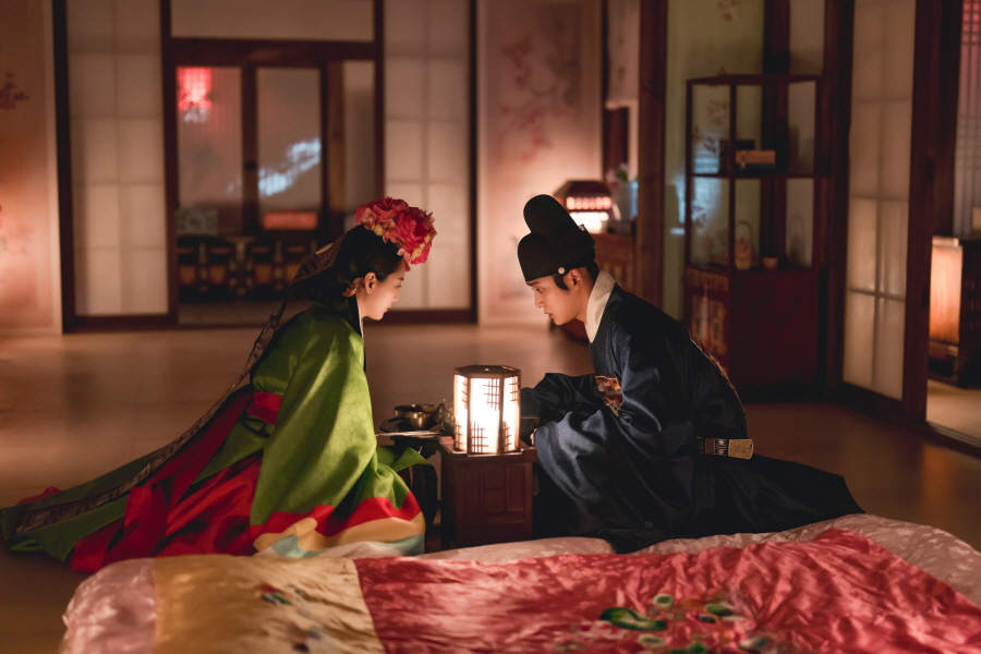 Glimja_Chat's tweet photo. 혼례대첩 한복이 예쁘더라고요... 드라마는 아직 본 적이 없어서 작품 자체에 관한 평가를 하지는 못하지만, 영상 스틸컷에서 눈이 어지럽지 않고 한국적인 절제미가 느껴져서 좋았습니다 😊 https://t.co/PNQrBg1sA0
