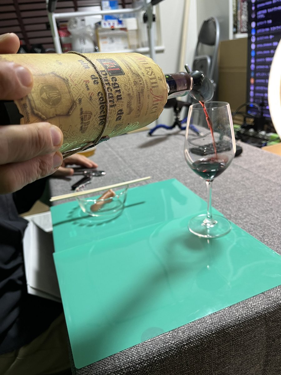 凶月・陸井さんと葛城・時人さんからなんかすごくすごそうなモルドバワインをいただきました！　こんなのいただいちゃっていいんですか……！？ #TWオンライン新年会