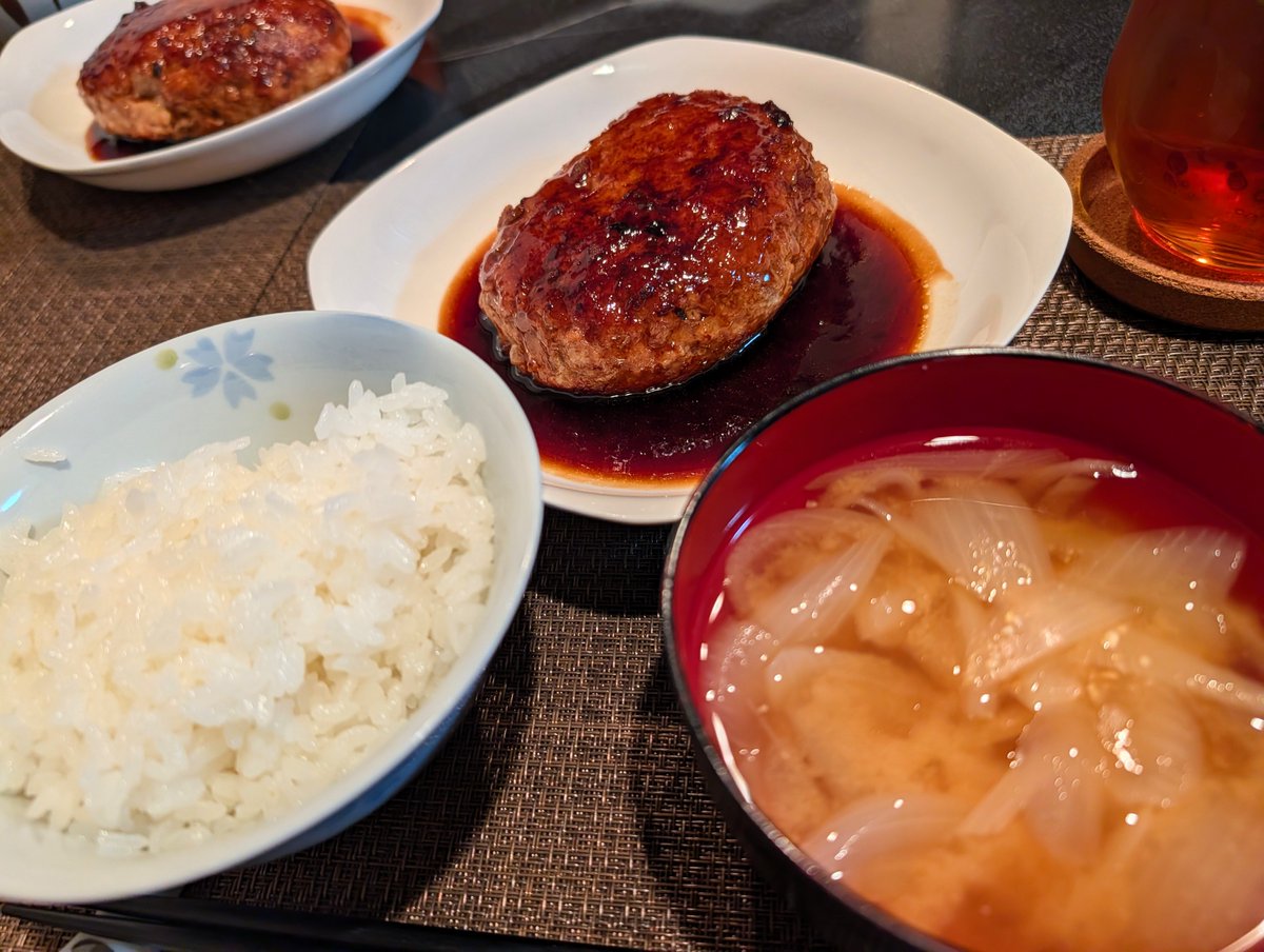 仕事から帰って家の駐車場着いたらめっちゃいい匂いが
絶対我が家からだってわかって部屋入ったら大好きなハンバーグが完成してた！
幸せです
やっと週末！土日楽しむぞーーい
