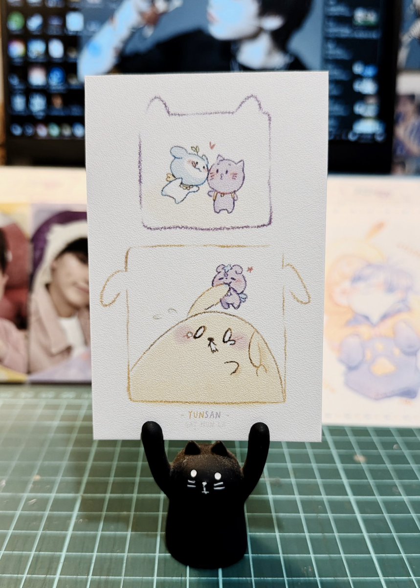 Abulagafish's tweet image. 辣個 臨時抱佛腳印了小小的卡片
狗貓民們 如果不嫌棄的話可以來找我拿🥹
明天應該是12～1點會到現場
3點半會去看彩排 
如果是坐座位區的話 也可以場內快遞www

實際位置 應該是看明天的狀況再說🫣
(右後方的卡片也還有喔，到時候可以一起拿）