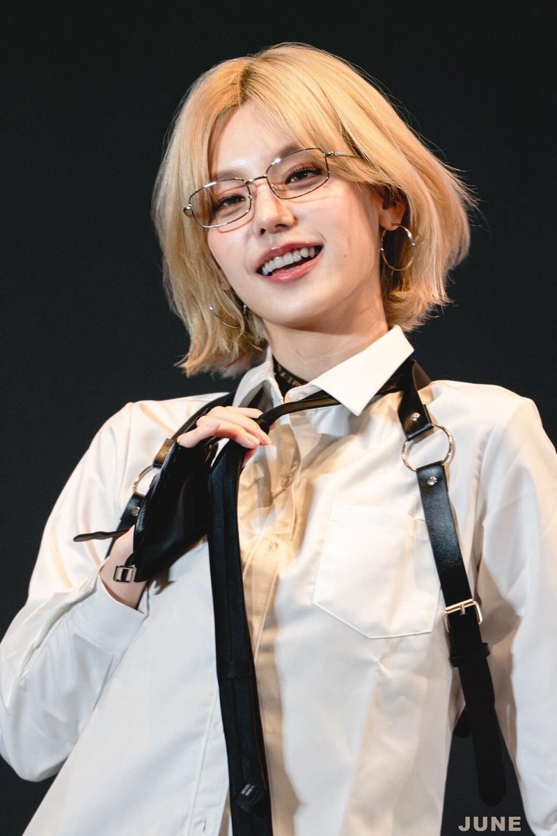 а ещё поздравьте, моё сердечко вновь ворвалась женщина…от своей бибишности я наверное никогда не избавлюсь 🫠
Но она прекрасна, имени пока не знаю…но впервые это кореянка 🤭