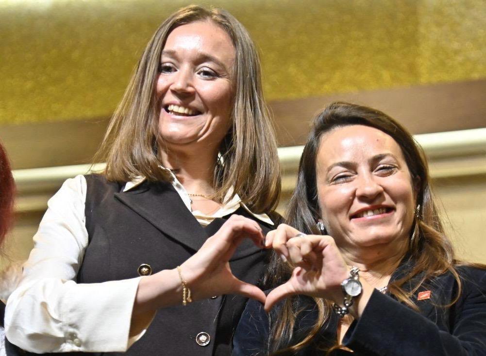 40 gün geçti…
Her gün yokluğunu daha derinden hissettik; her gün içimizde bir mum söndü, bir senin ışığın kaldı geriye…

Aramızdan ayrılışının 40. gününde, merhume Şehzadeler Belediye Başkanımız, kız kardeşim Gülşah Durbay’ı sonsuz sevgi ve özlemle anıyorum.