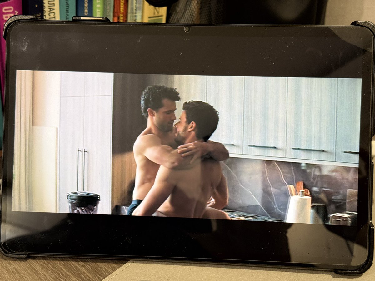 смотрю и не понимаю, вот люди реально идут против мнения большинства, во имя своих чувств…
А я даже с собой разобраться не могу…в чем проблема просто улыбаться? Просто ценить жизнь?
Может потому, что у меня всё хорошо, я с ума схожу?…надо какую-нибудь хрень в жизни…не знаю