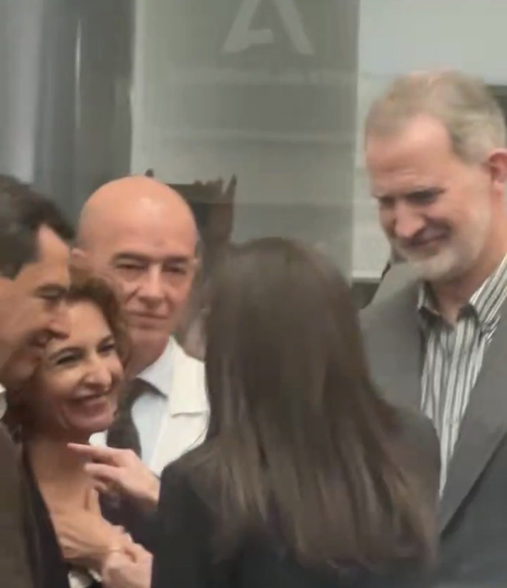 infovlogger36's tweet image. A la izquierda, las autoridades en la zona 0 de la tragedia.
A la derecha, la abuela de la niña que ha perdido a toda su familia.
Hay que destruir este sistema corrupto y podrido.