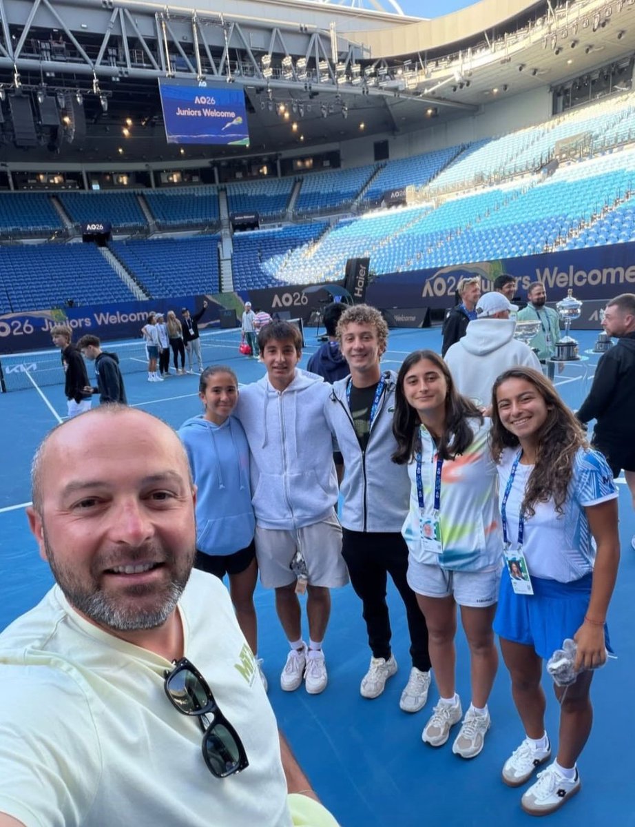 Tarihimizin en kalabalık Junior kafilesi 🇹🇷❤️ #AusOpen 

Nehir Erdoğan
Ramazan Kaan Oktay 
Kaan Işık Koşaner 
Ayşe Bal
Ada Kumru 
Ve koçumuz Nika Kakulia