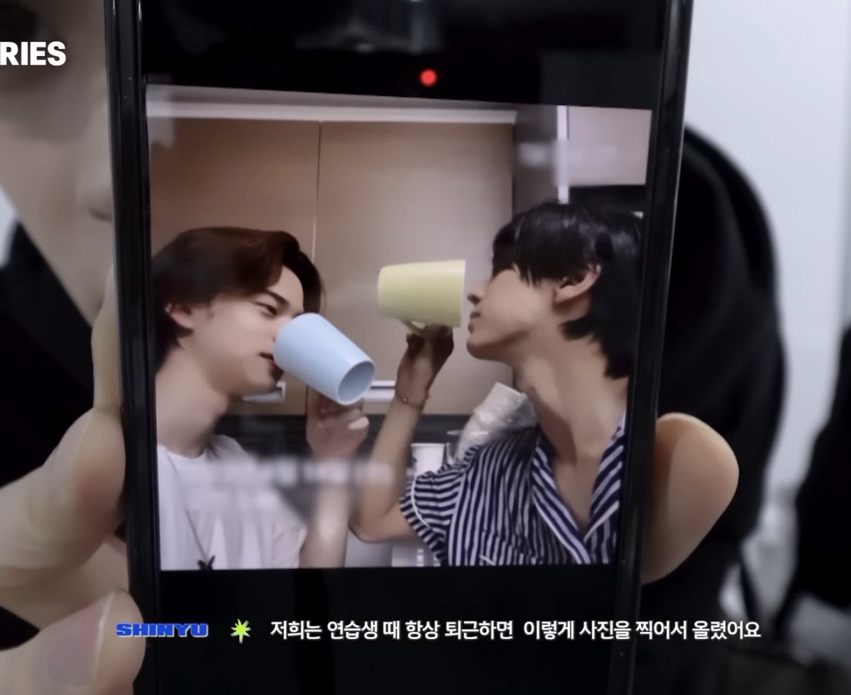 sparkling_yu's tweet image. 🦒 we always took pics like together when we got home when we were trainees 

But for what? 😂 for Got Home report? 🤣