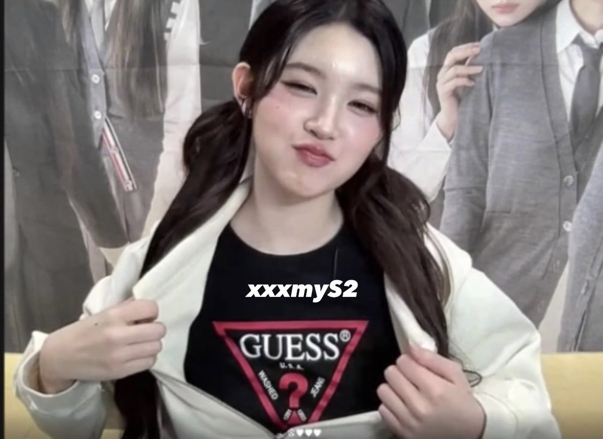 ONLYANA_TH's tweet image. เซอร์ไพรส์ค้าบคุณแมมมมม๊ !!
วันนี้น้องเอนากับงาน Video Call Event with HelloLive ใส่เสื้อยืด GUESS มา (อีกแล้ว) ค่ะ!!🥰🌻

©️xxxmyS2
#A_NA #에이나 
#Hearts2Hearts #하츠투하츠