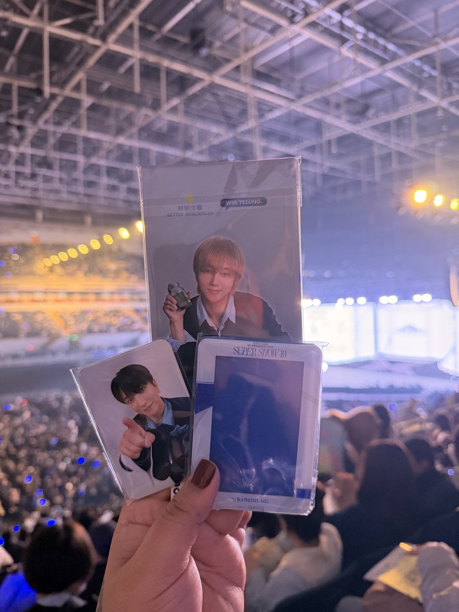 JolinaChan3's tweet photo. The freebies are so extra. Not even a random card. They gave a whole set. Plus exclusive photocard holder.

Wouldn’t be here without my TW moots. Always securing a ticket for me 🥺

#SuShow10inKaohsiung
#SUPERJUNIORinKAOHSIUNG https://t.co/bFaoiorxS2