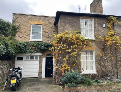 calsurv's tweet photo. Despite the cold and wet weather, Calsurv have been assisting with #surveys as usual! We pride ourselves on offering a #bespoke service and high levels of care for our clients during their #property purchase. https://t.co/gDZJr9SSmw