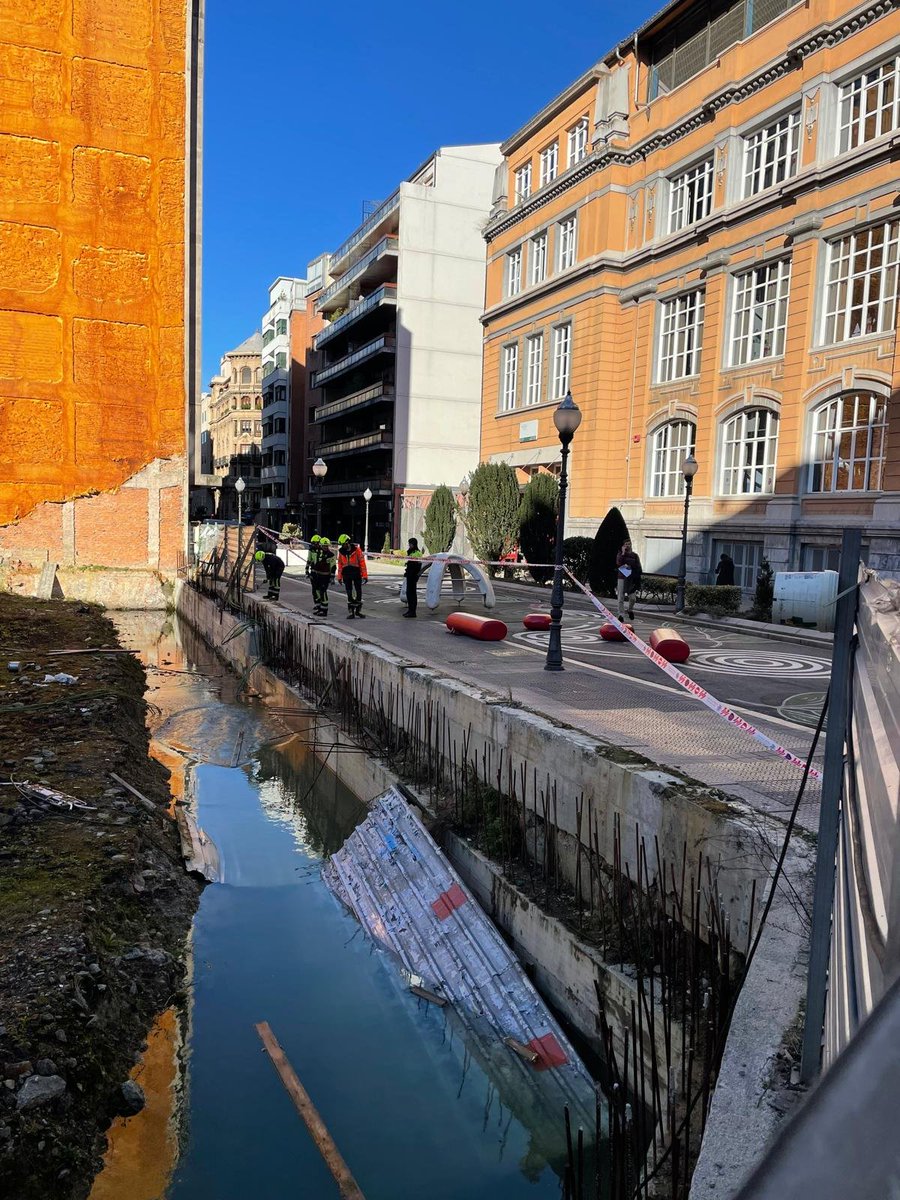 <a href="/bilbao_udala/">Bilbao [Udala - Ayuntamiento]</a> <a href="/DiocesisBilbao/">@DiocesisBilbao</a> Finalmente han venido los bomberos y, tras intentar reparar la valla, han visto que no era posible y han procedido a quitarla, justo la parte pegada a la zona de juegos infantiles junto a la escuela Cervantes