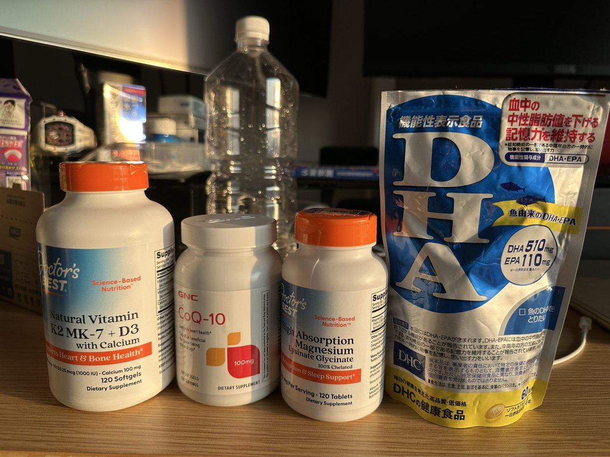 Oscarccg3's tweet image. 我目前每天固定只吃 3种补剂，都是围绕明确的生理目标，而不是泛泛补充营养。

镁是按需服用，降低中枢神经兴奋和血管平滑肌兴奋，估计一周一两次吧。

每日服用
1. K2+D3—降低心血管风险
维生素 D3 的作用是提高肠道对钙的吸收效率，并维持血钙水平。…