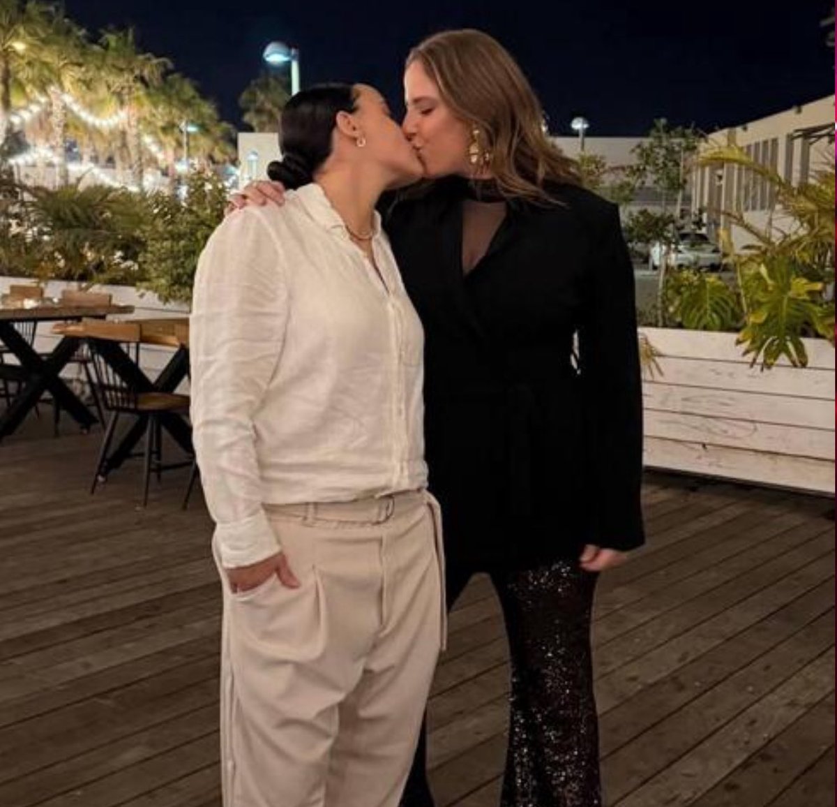 האור מנצח את החושך 
מזל טוב דניאל ואמילי!
❤️