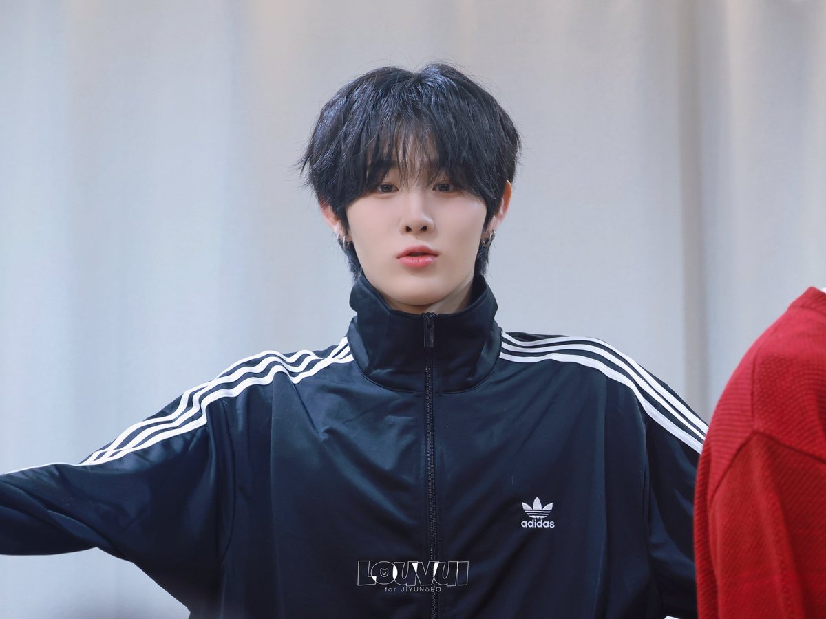 J1YUNSEO's tweet photo. 251213
❔️😗❔️😯❔️

#이븐 #지윤서 #EVNNE 
#JIYUNSEO #チユンソ #ユンソ https://t.co/86KRftziaB