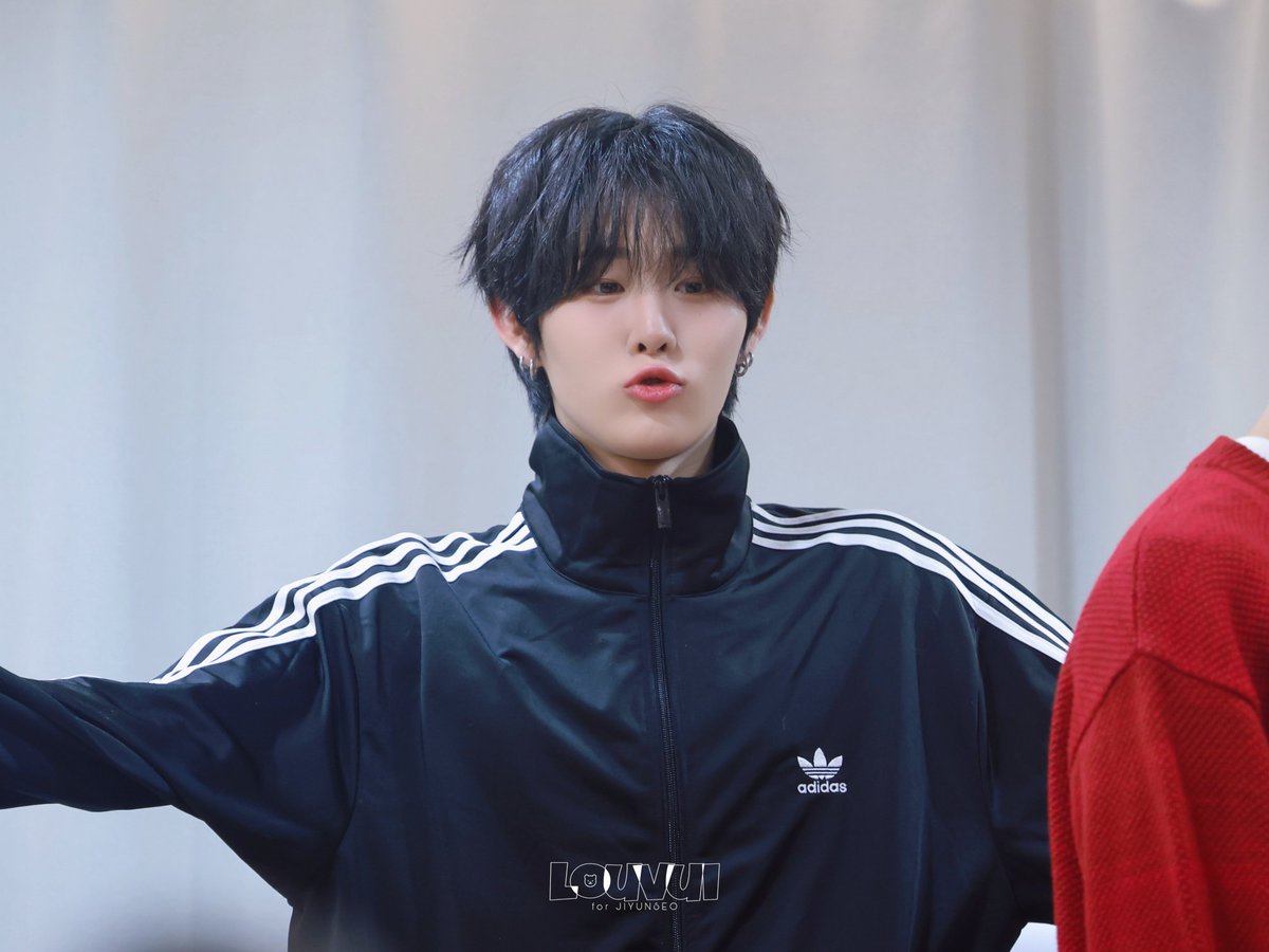 J1YUNSEO's tweet photo. 251213
❔️😗❔️😯❔️

#이븐 #지윤서 #EVNNE 
#JIYUNSEO #チユンソ #ユンソ https://t.co/86KRftziaB