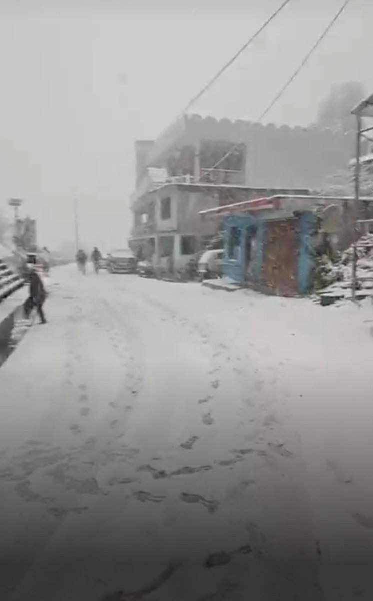 इंतजार हुआ खत्म...

#अल्मोड़ा के #दुनागिरी क्षेत्र में बिना बारिश हिमपात शुरू हो गया है। पिछले करीब आधे घंटे से लगातार बर्फबारी हो रही है। इलाके में लंबे समय बाद हो रही भारी बर्फबारी से काश्तकारों और स्थानीय लोगों के चेहरे खिल उठे हैं। 
#almora #dunagiri 
#Dwarahat #snowfall