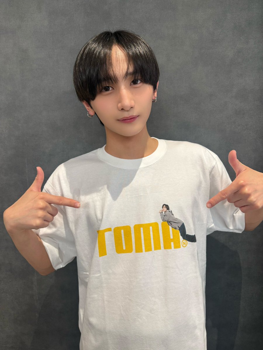 waiwai_goods's tweet photo. NSTUDIO VOL.2 𓂃⟡.·
~Amano Toma Birthday Event~

▷ 𝙿𝚛𝚘𝚍𝚞𝚌𝚎 𝙶𝚘𝚘𝚍𝚜 

💛┊︎トーマ
¥4,000

初めて僕のプロデュースしたグッズTシャツ！
今回は何かを類想させると思うんだけど
違います！
これはTOMAというブランドです🌟
Aの上にいる僕のポーズが
こだわりポイントです！
byとうま https://t.co/jUb2AuAjsx