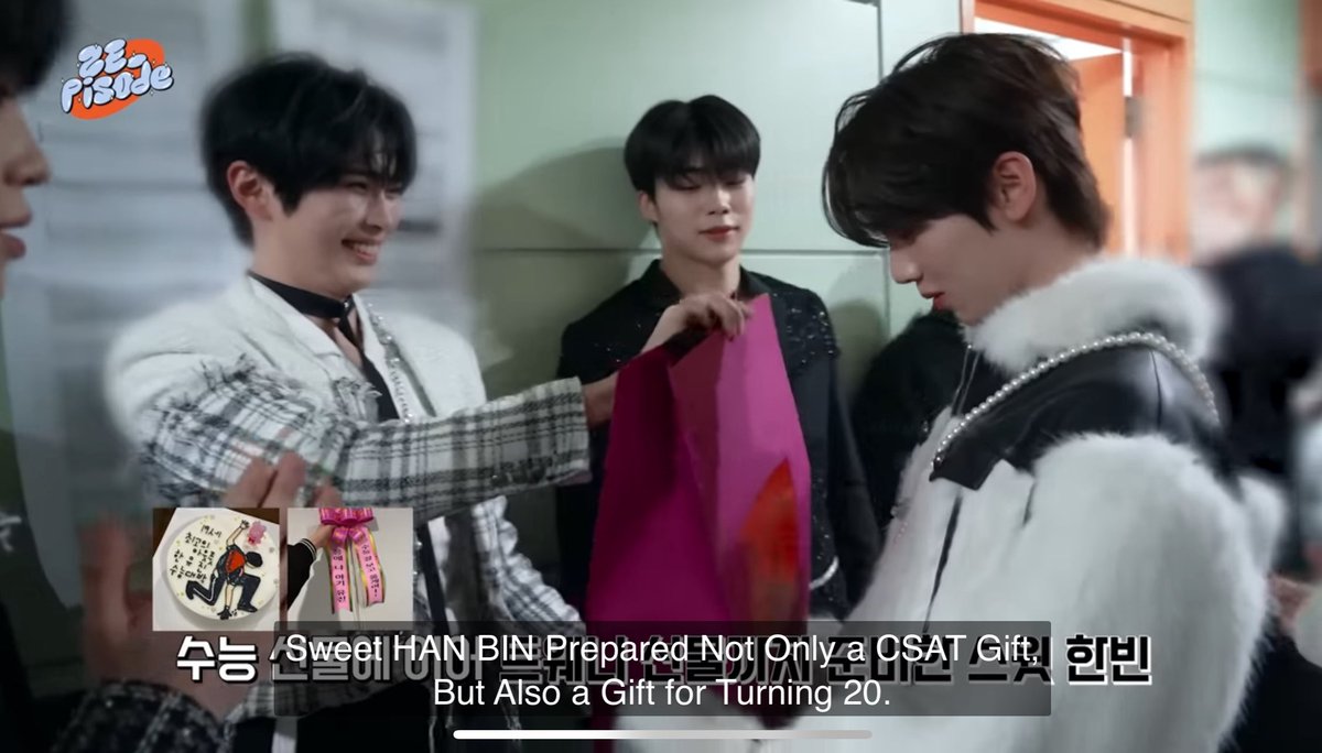 sunlightshb's tweet image. hanbin who gave yujin a cake and bow to cheer on his csat and geonihani who gave yujin a wallet with cash for his turning 20 gift🥹 

(probably yujin’s letters from geonihani that he mentioned was given here too 🥺)