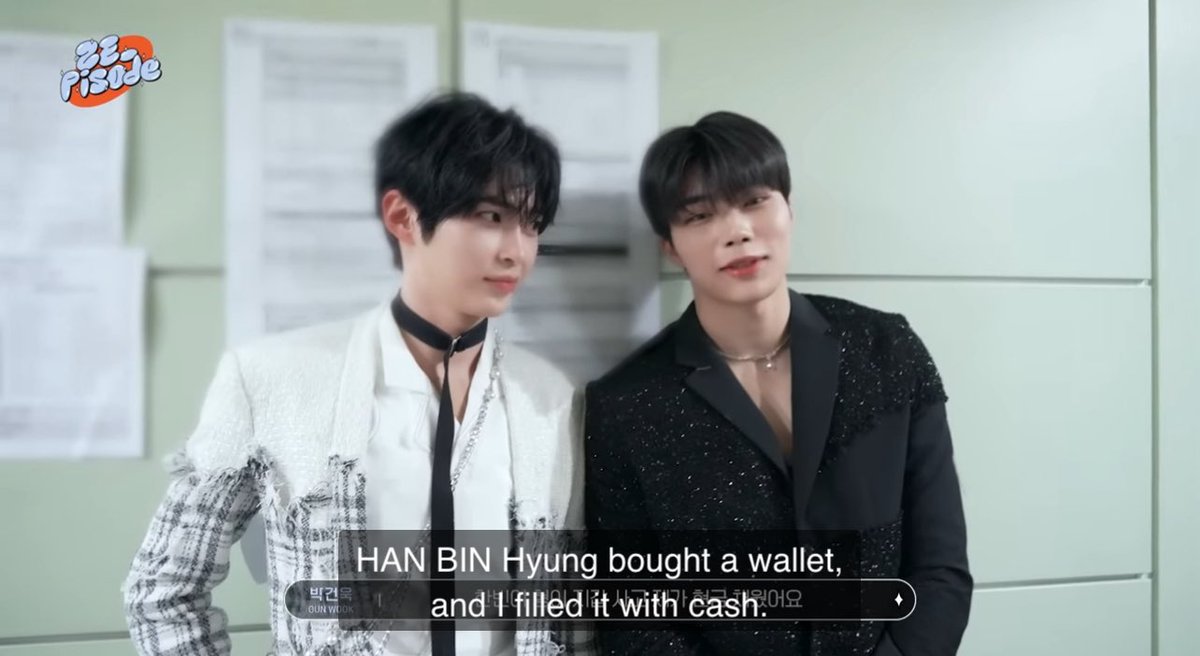 sunlightshb's tweet image. hanbin who gave yujin a cake and bow to cheer on his csat and geonihani who gave yujin a wallet with cash for his turning 20 gift🥹 

(probably yujin’s letters from geonihani that he mentioned was given here too 🥺)