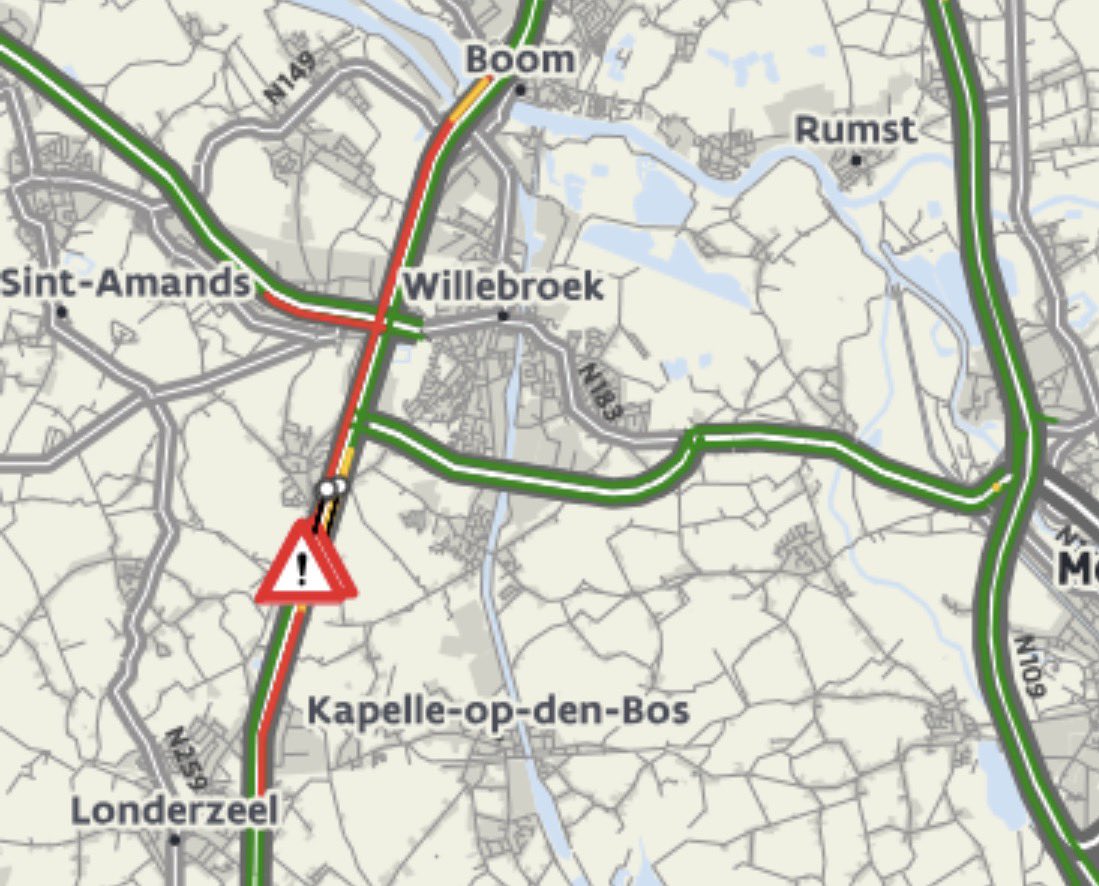 Op de #A12 is een ernstig ongeval gebeurd met 4 auto’s. Richting Brussel is de weg nu DICHT. Richting Antwerpen is er enkel doorgang over één rijstrook. Dat geeft in beide richtingen zware files met hoge wachttijd. De afhandeling zal nog een tijdje duren. Vermijd die omgeving!