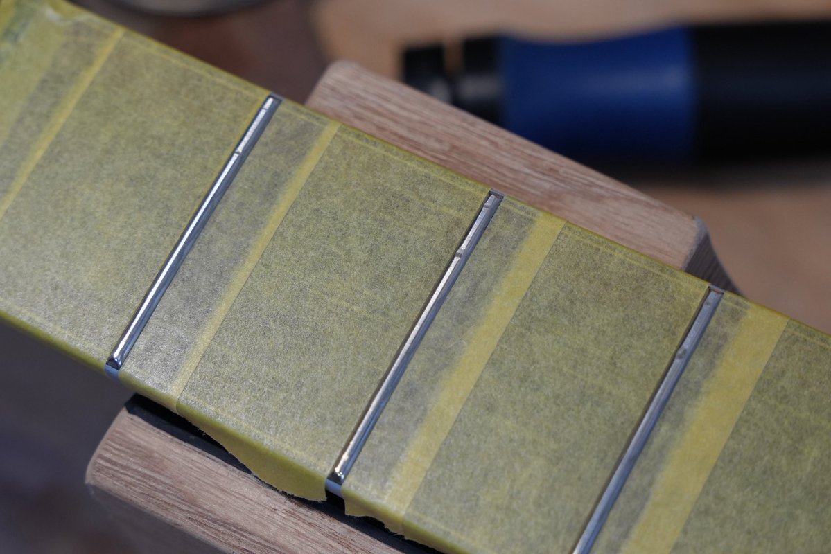 LeafInstruments's tweet image. 【じんさんのギターメンテ記録】
フレットがいくらかすり減っていたので、「すり合わせ」を行います。

フレットの頂点を均等に削り、高さを揃えます。
台形になった形を金ヤスリで半円に近づけます。
3枚目の写真、2弦がくるであろう場所がまだ少し凹んでいますね。…