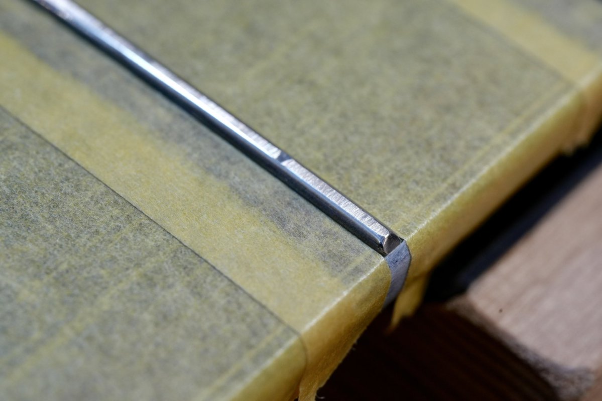 LeafInstruments's tweet image. 【じんさんのギターメンテ記録】
フレットがいくらかすり減っていたので、「すり合わせ」を行います。

フレットの頂点を均等に削り、高さを揃えます。
台形になった形を金ヤスリで半円に近づけます。
3枚目の写真、2弦がくるであろう場所がまだ少し凹んでいますね。…