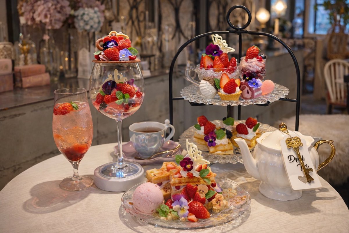cafeCherish's tweet image. 苺が一番輝く季節に、
とびきり夢のあるティータイムを🍓✨
ひとつひとつに「可愛い」が詰まった期間限定のストロベリースイーツ🍓シリーズ🫖

甘いだけじゃない、
ちょっと非日常で、
心まで満たされる時間をどうぞ𓂃𓈒𓏸

「今日は自分を何よりも大切にする日」
そんな日に選んでほしい一皿です❤️