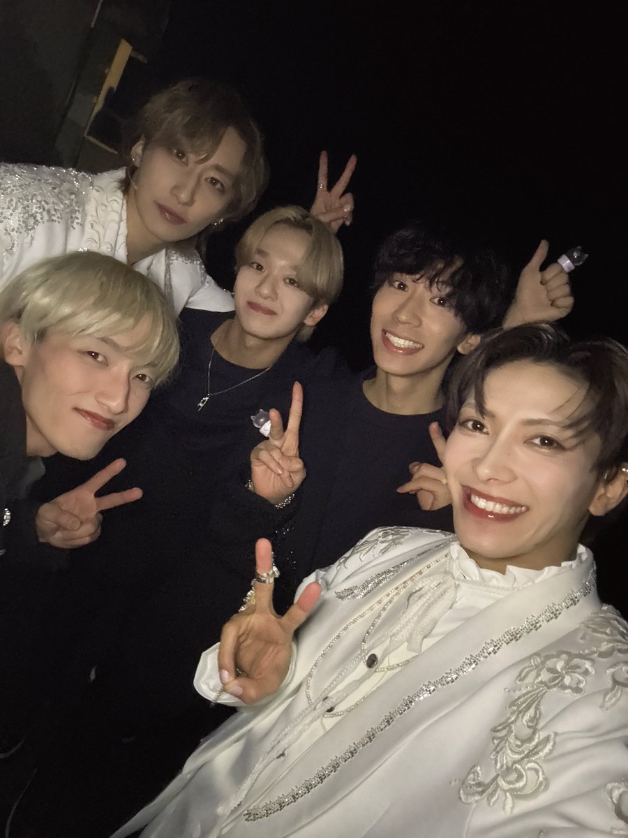 _leo_okada's tweet photo. Stray Cityシリーズ
「Club キャッテリア」
〜ドッグマフィアの襲来〜

大阪2公演目
無事、終演致しましたー！👦🏻

ミケ、ベンガル、ダンサーと！🫶🏼

ダンサーにも暖かい皆さんのお陰で
いつも楽しくパフォーマンス出来てます✨😭
ありがとうございます🙏🏼
残り4公演🥺お待ちしてます🧿

#キャッテリア https://t.co/HyvGwlcjqh